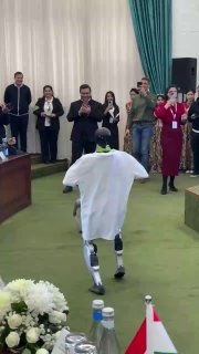 Videodagi humanoidni injenerlar insoniyatga foydasi tegsin deb ishlab chiqarishgan, u esa o‘yinchi bo‘lib ketibdi