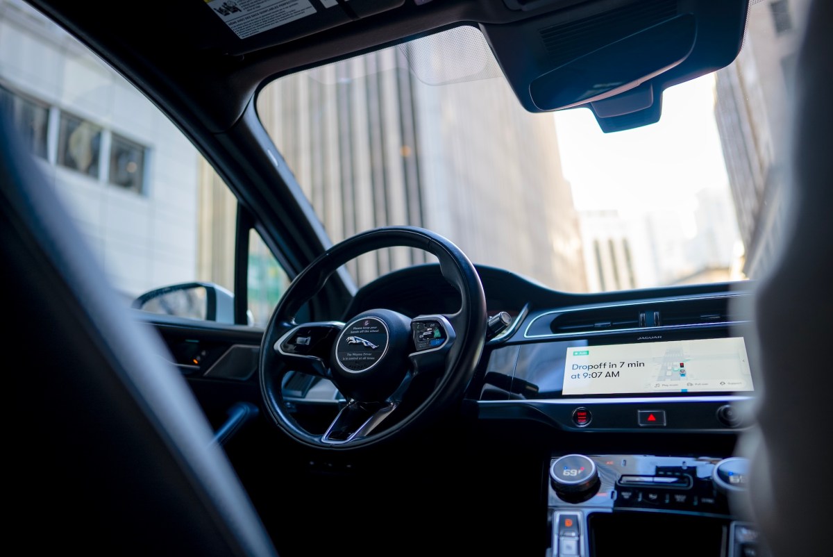 Waymo robotaksilari to'xtovsiz suvga kiryapti — nima bo'ladi?