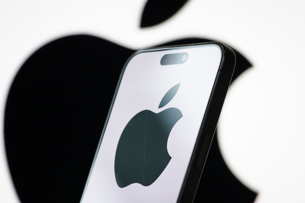 Apple Siri AI funksiyalari haqida kim haqli?