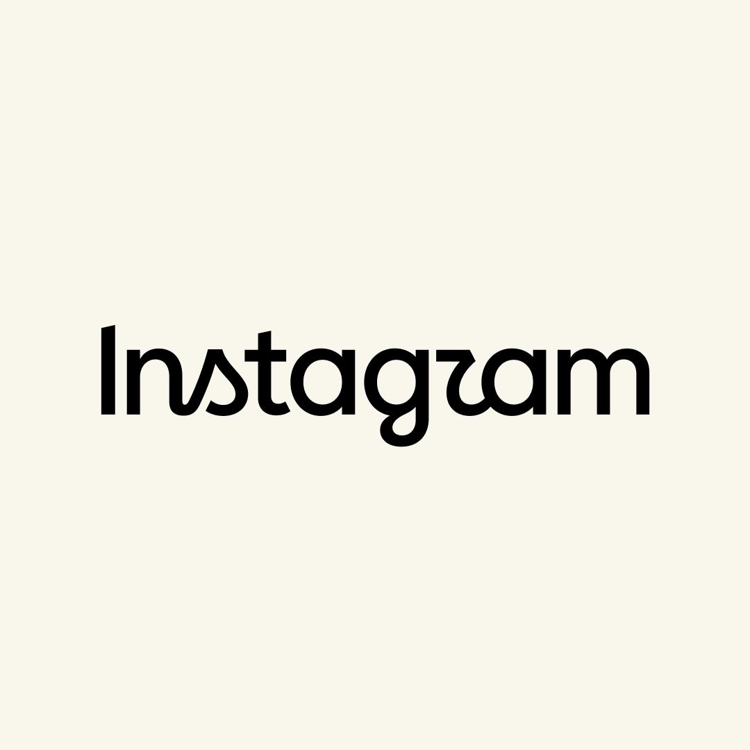 Instagram logotipi nimasi bilan ajralib turadi?