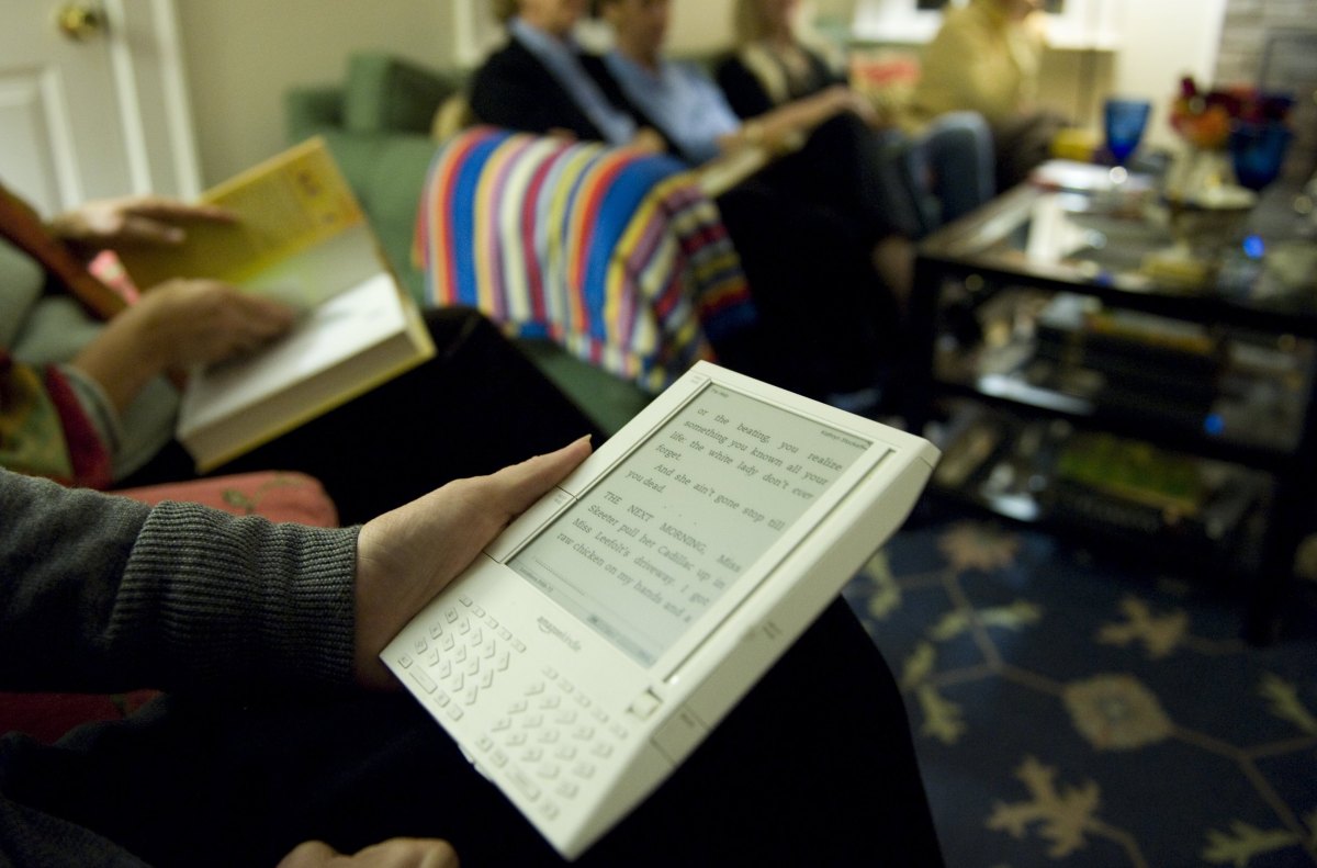 Nega Kindle egalarining eski qurilmalarini 'jailbreak' qilishiga o‘tishyapti?