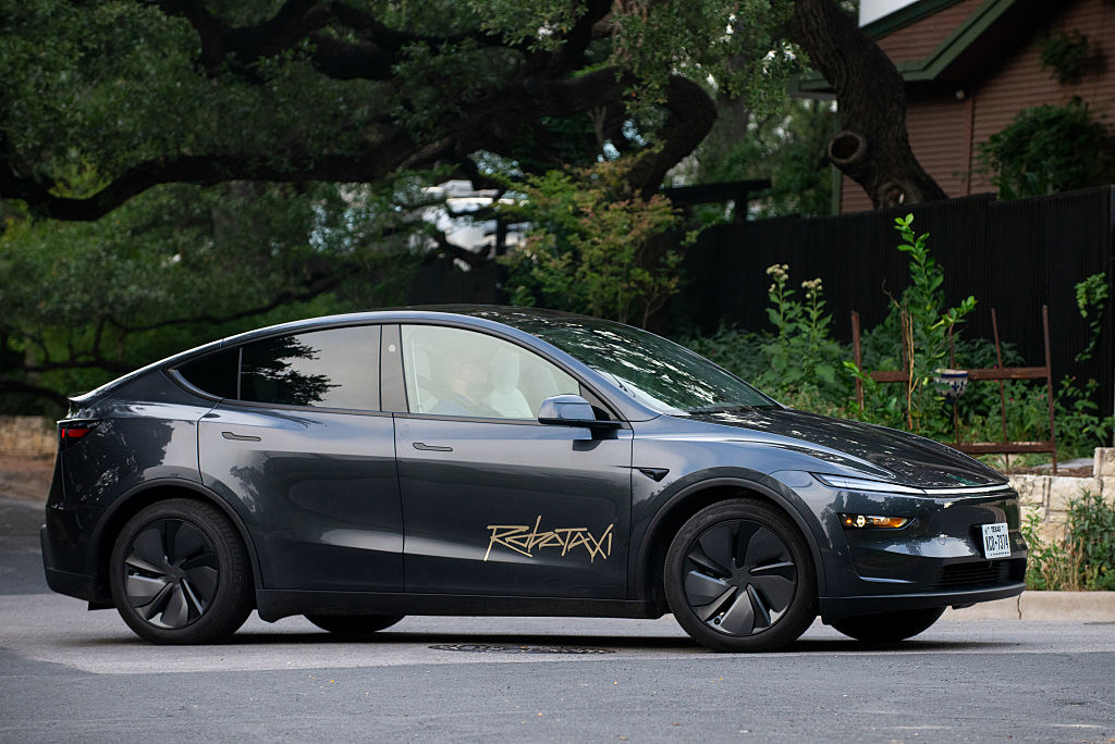 Tesla robotaksilari orqaga qarab harakatlanayapti?