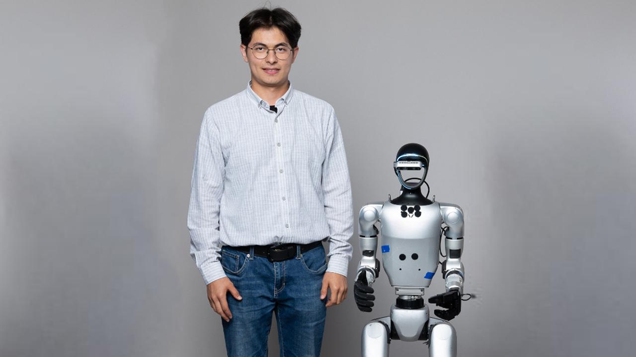 Samarqandda qoʻy boqib yurgan bola “humanoid”larni boshqaradigan platforma yaratish uchun $2.5 mln sarmoya olgan