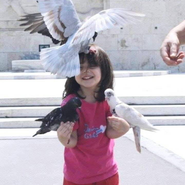 Inson erki va baxti shu rasmdagi qizaloq qo‘llaridagi kabutarlar hamda yuzidagi beg‘ubor tabassumga o‘xshaydi