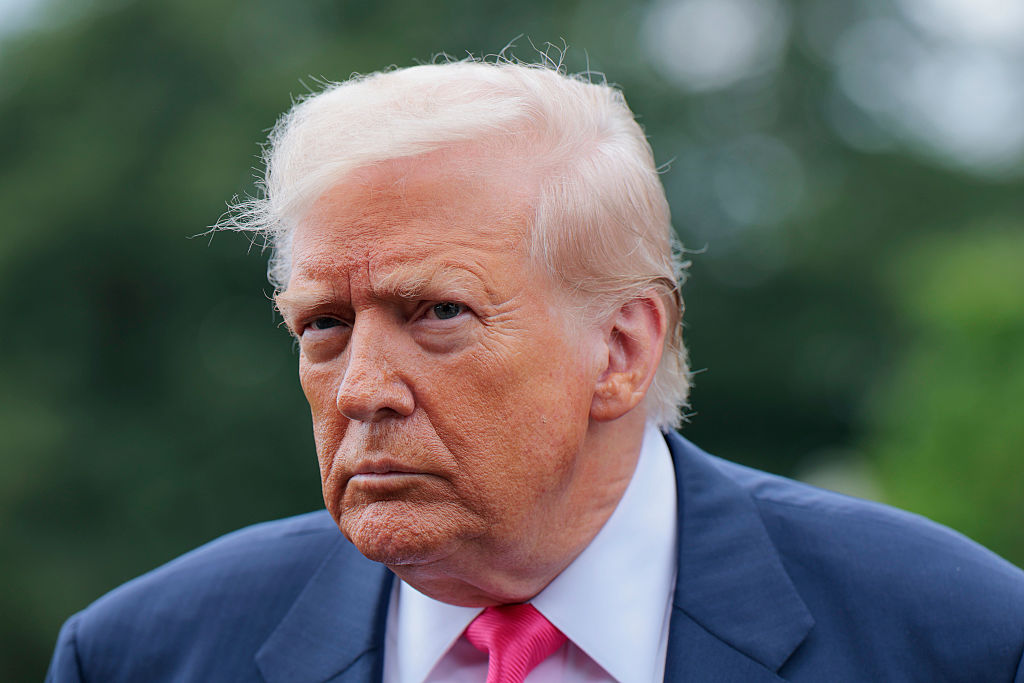 Trump sun'iy intellekt xavfsizligi farmonini kechiktirmoqda: Nima uchun bu qadam orqaga surildi?