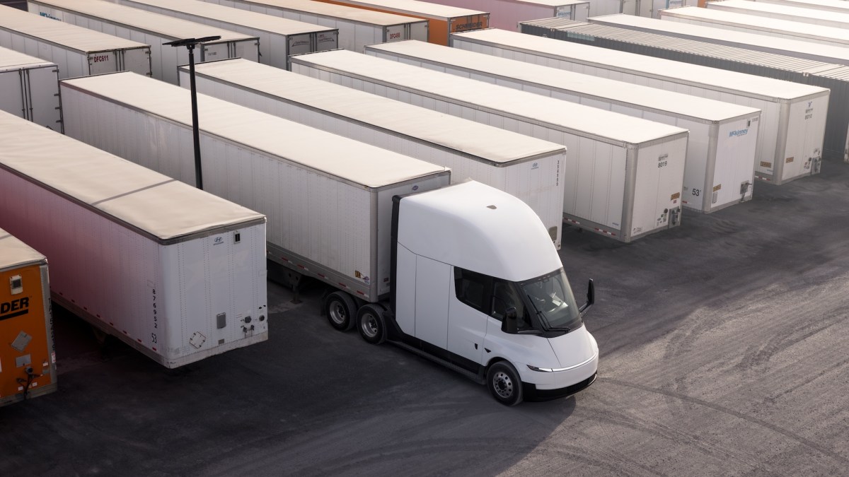 Einride Tesla Semi yuk mashinalarini o'z flotiga qo'shish haqida kelishuv imzoladi