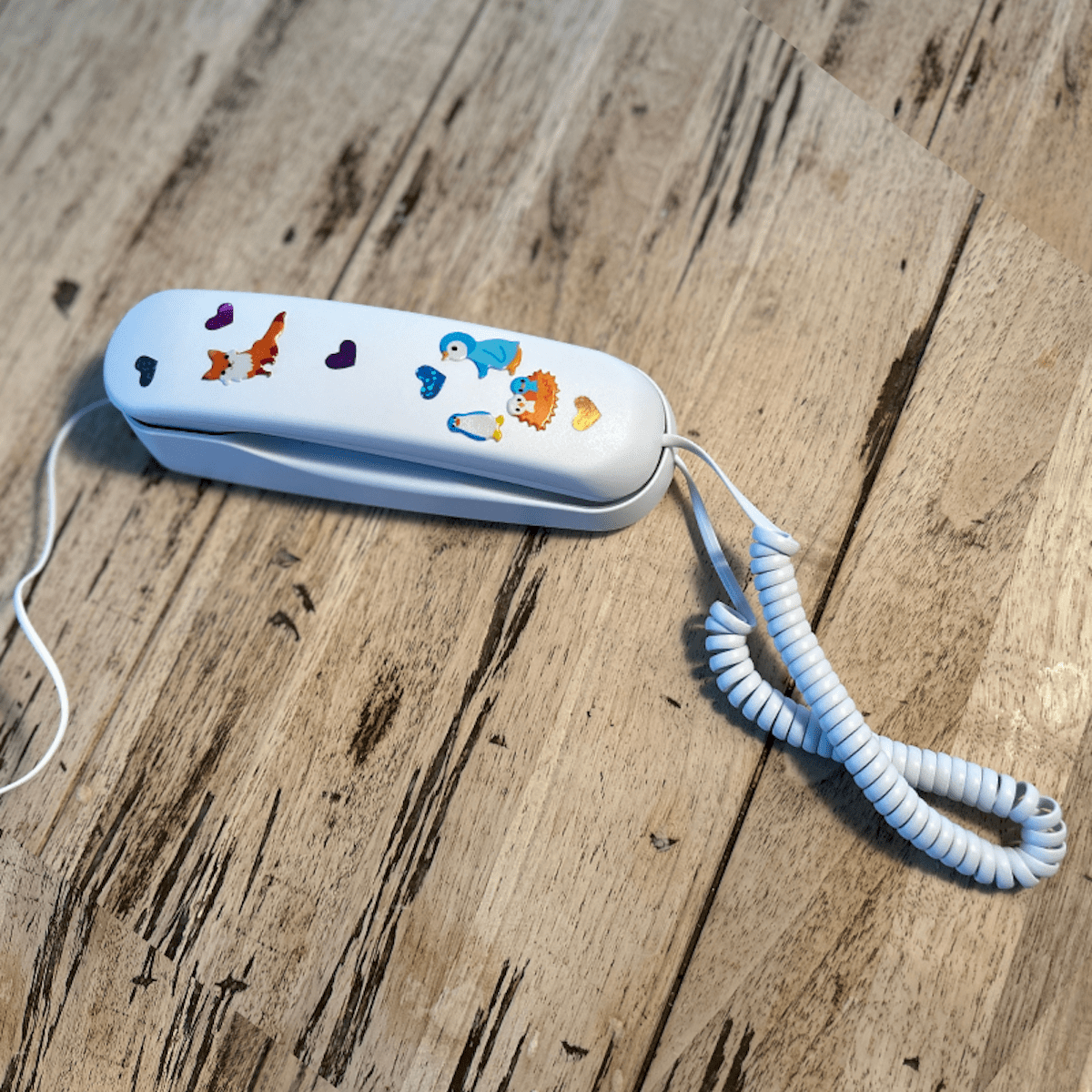 Bolalar uchun retro telefon: Pinwheel qanday qilib zamonaviy chalg‘itmasdan ulashadi?