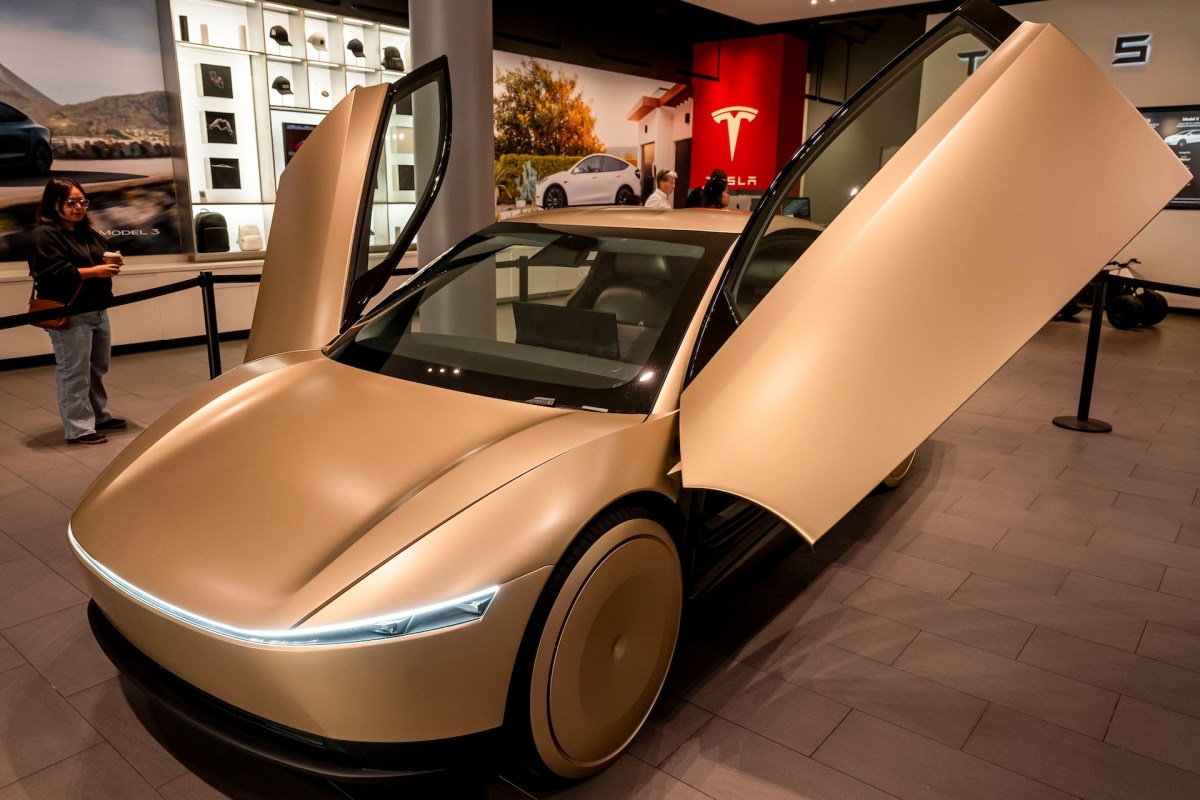 Tesla Cybercab — haydovchisiz robotaksi sinovdan o‘tkazilmoqdami?
