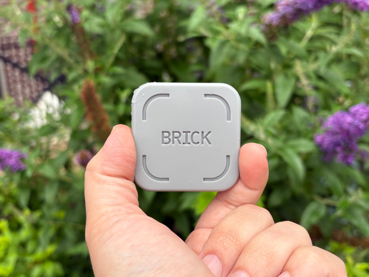 Telefoningiz ekranidan zerikdingizmi? Shunchaki Brickni oling!