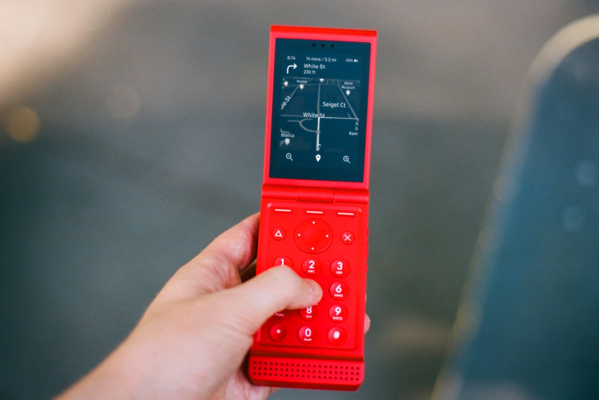 Qayta moda qilgan eski telefon: Light’ning rang-barang va arzon flip telefoni