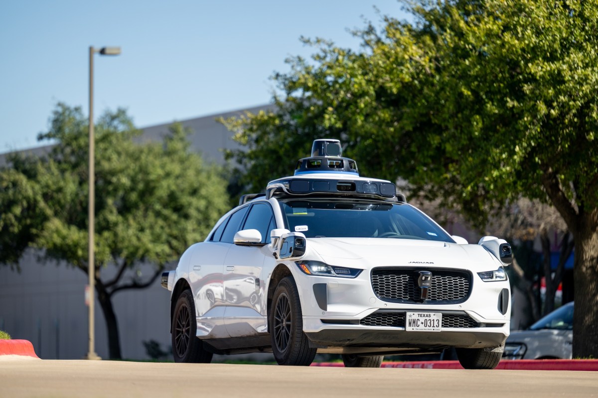 Waymo robotaksilari suv bosgan joylardan qanday qochadi?