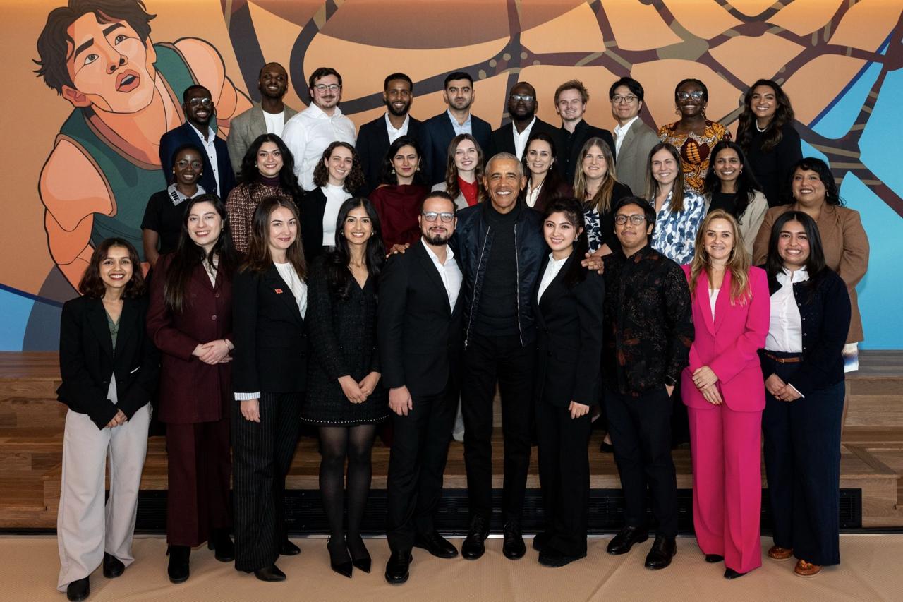 Rasmda Obamaning chap tomonida turgan qiz Risolat Maxsimova